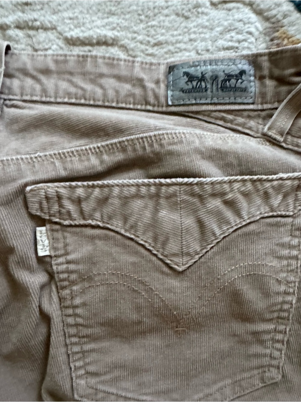 Levi’s Women’s Chic Corduroy Straight-Leg Pants – Classic Khaki Beige